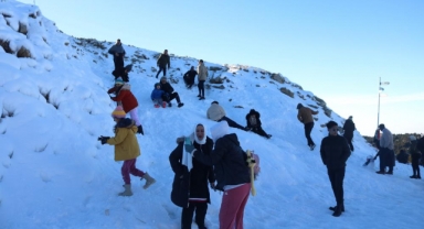 Kar yağmayan Uludağ’da turistlerin kar keyfi