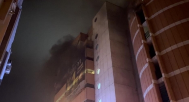 Katlı otoparkta çıkan yangında 3 araç kül oldu