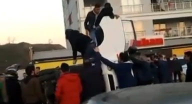 Kazada vatandaşlar sürücüyü kurtarmak için seferber oldu