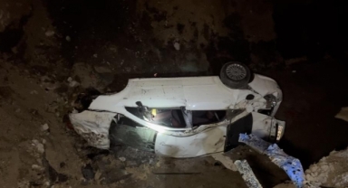 Kontrolden çıkan otomobil metro inşaatına uçtu: 1 yaralı