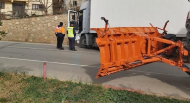 Kontrolden çıkan tır kazası kameraya yansıdı