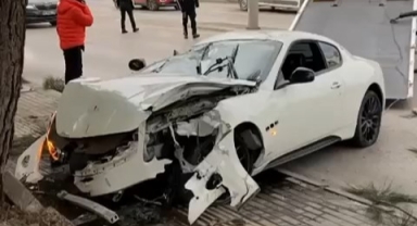 Lüks otomobil ağaca çarparak pert oldu