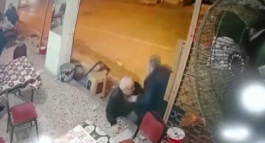 Minibüsün altında kalmaktan kıl payı kurtuldular