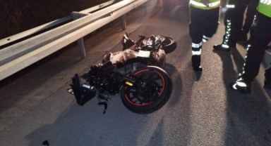 Motosiklet bariyerlere çarptı: 1 ölü, 1 yaralı