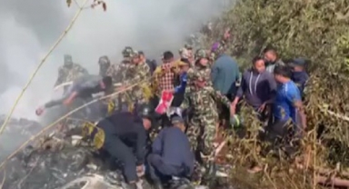 Nepal'de yolcu uçağı düştü