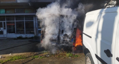 Oto galeri önündeki minibüs alev alev yandı