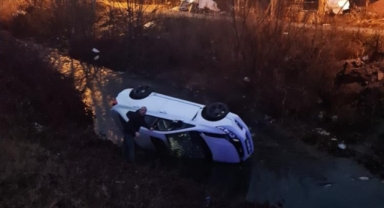 Otomobil dere yatağına uçtu: 2 yaralı