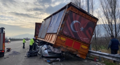 Otomobil TIR dorsesi'nin altına girdi:1 ölü