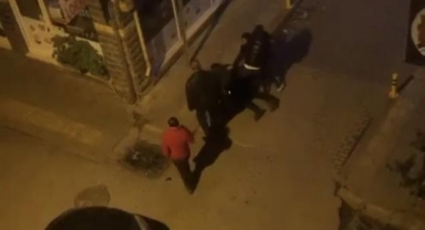 Otomobiline çarpan taksi sürücüsünü dövdü
