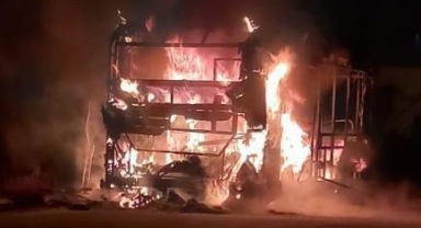 Park halindeki halk otobüsü alev alev yandı