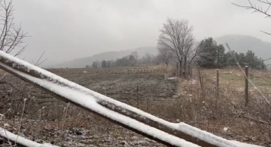 Şehir merkezinin yüksek kesimlerine yılın ilk karı yağdı