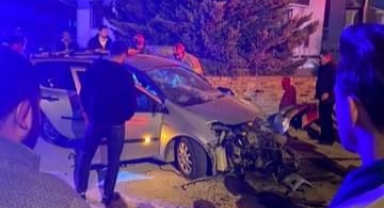 Site duvarına çarpan otomobil hurdaya döndü