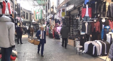 Soğuk havaya rağmen takım elbisesiyle simit satıyor