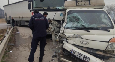 TIR ile kamyonet çarpıştı, sıkışan yolcuyu itfaiye kurtardı