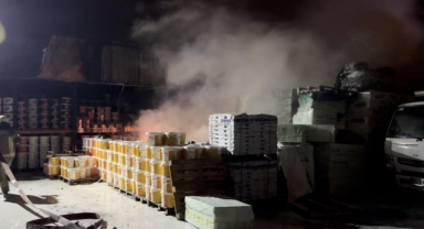 Trafoda başlayan yangın inşaat malzemelerini tutuşturdu