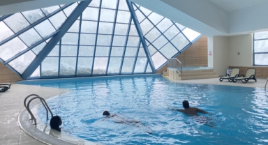 Turistlerin 1863 metre yükseklikte spa ve havuz keyfi
