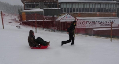 Uludağ'da beklenen kar yağışı başladı