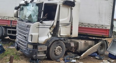 Virajı alamayan tır evin bahçesine böyle girdi
