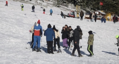 Yarı yıl tatiliyle Uludağ'da pistler doldu