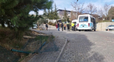 Yokuşta geri kayan minibüsten atlayan kadın yaralandı