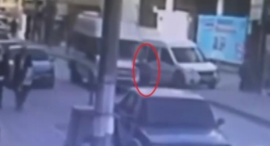 Yola atlayan küçük kıza minibüs çarptı