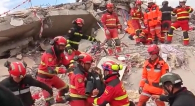 106 saat sonra enkazdan 2 çocuk canlı kurtarıldı