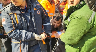 128'inci saatte çifte sevinç, baba ile bebeği sağ kurtarıldı
