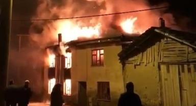 2 katlı ev alev alev yandı