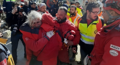 250 daireli rezidansın enkazından sağ çıkarıldı