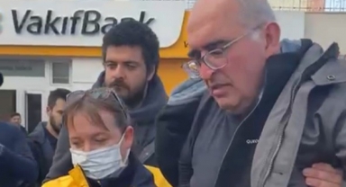 Açlık grevindeki doktor belediye önünde fenalaştı