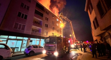 Apartmanın çatı katı alev alev yandı