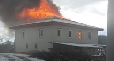 Bursa’da iki katlı ev, alev alev yandı