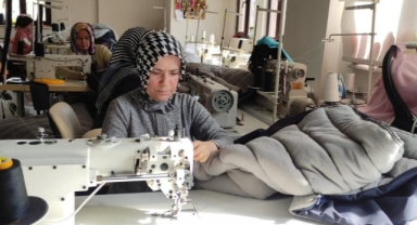Bursa'da kadınların uyku tulumu ve yağmurluk mesaisi
