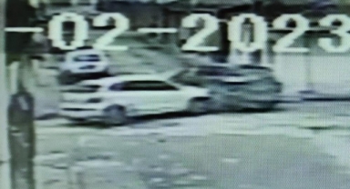 Bursa'da otomobillerin kazası kamerada; 3 yaralı