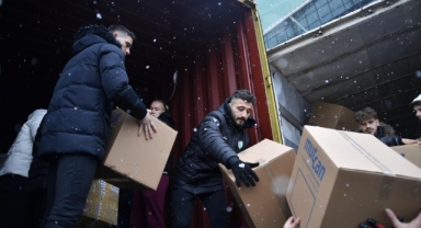 Bursasporlu futbolcular depremzedelere yardım topladı