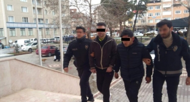 Çaldıkları araçla hırsızlık yaparken yakalandılar