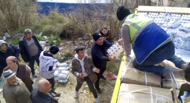 Deprem bölgesinde yardımlar itinayla dağıtılıyor