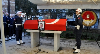 Deprem şehidine son görev