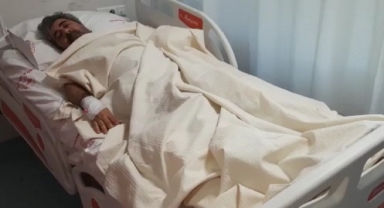 Depremde kolunu kaybeden gazeteci Bodur: 'Bileğimizi kopardık, ama hayatımızı kurtardık'