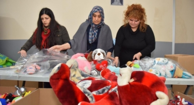 Depremzede çocuklara oyuncak morali