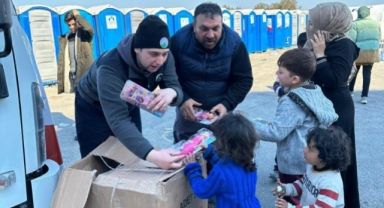 Depremzede çocukların yüzleri oyuncaklarla güldü