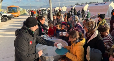 Depremzede vatandaşlara sıcak çorba ikramı