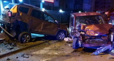 Direksiyon hakimiyetini kaybetti, 3 aracı hurdaya çıkardı