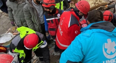 Enkaz altında kalan kadın 108 saat sonra sağ olarak kurtarıldı