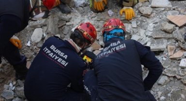 Enkaz yığınlarında nefes arayışı