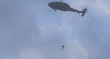 Enkazdaki kedi için helikopter kaldırıldı