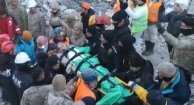Erciş jandarma 86 saat sonra enkazdan 2 kardeşi sağ çıkardı