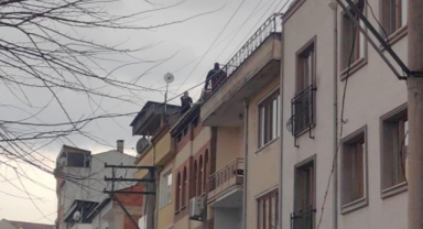 Evi için tahliye kararı verilince, çatıya çıktı