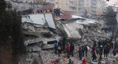Gün ağardı, 7 katlı apartmanın enkazı ortaya çıktı