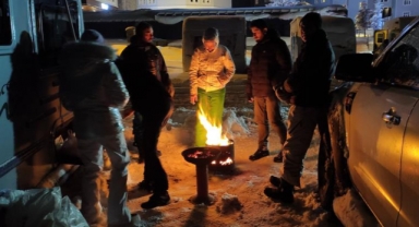 Gündüz kayak gece ateş başında sohbet